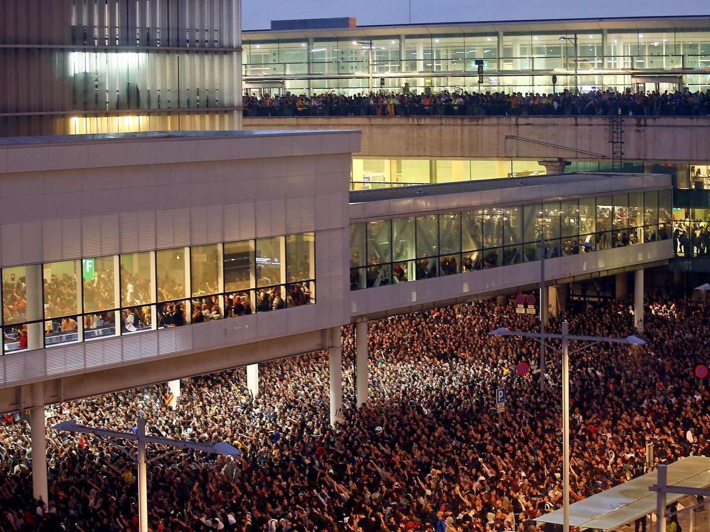 Miles de personas se agolpan ante el Aeropuerto del Prat después de que la plataforma Tsunami Democràtic haya llamado a paralizar su actividad. (EFE)