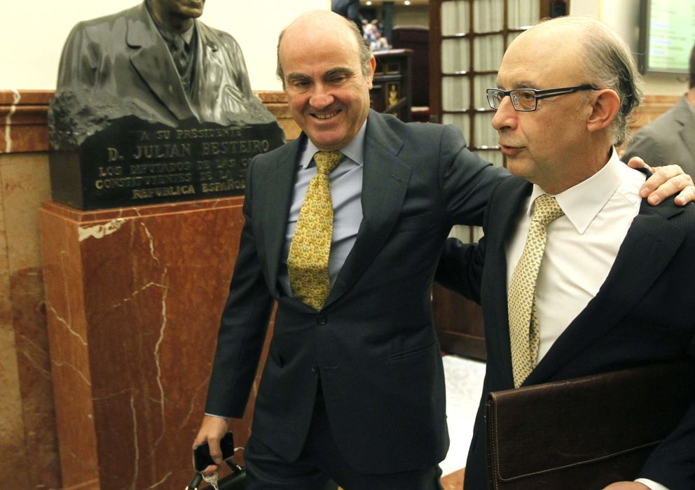 Foto: El ministro de Economía, Luis de Guindos (i) y el titular de Hacienda, Cristóbal Montoro