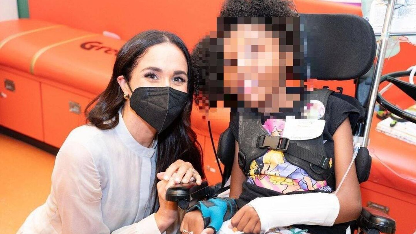 Meghan Markle posa con una de las niñas ingresadas en el Hospital Infantil de Los Ángeles. (Instagram/@childrensla)