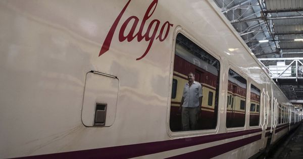 Foto: Tren de Talgo en la estación de Bombay (India)
