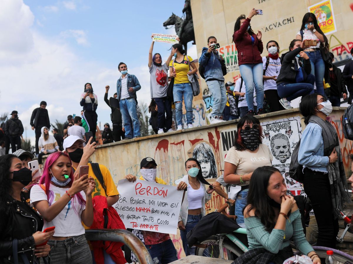 Foto: Manifestantes se reúnen en Bogotá en contra de la pobreza y violencia policial. (Reuters)