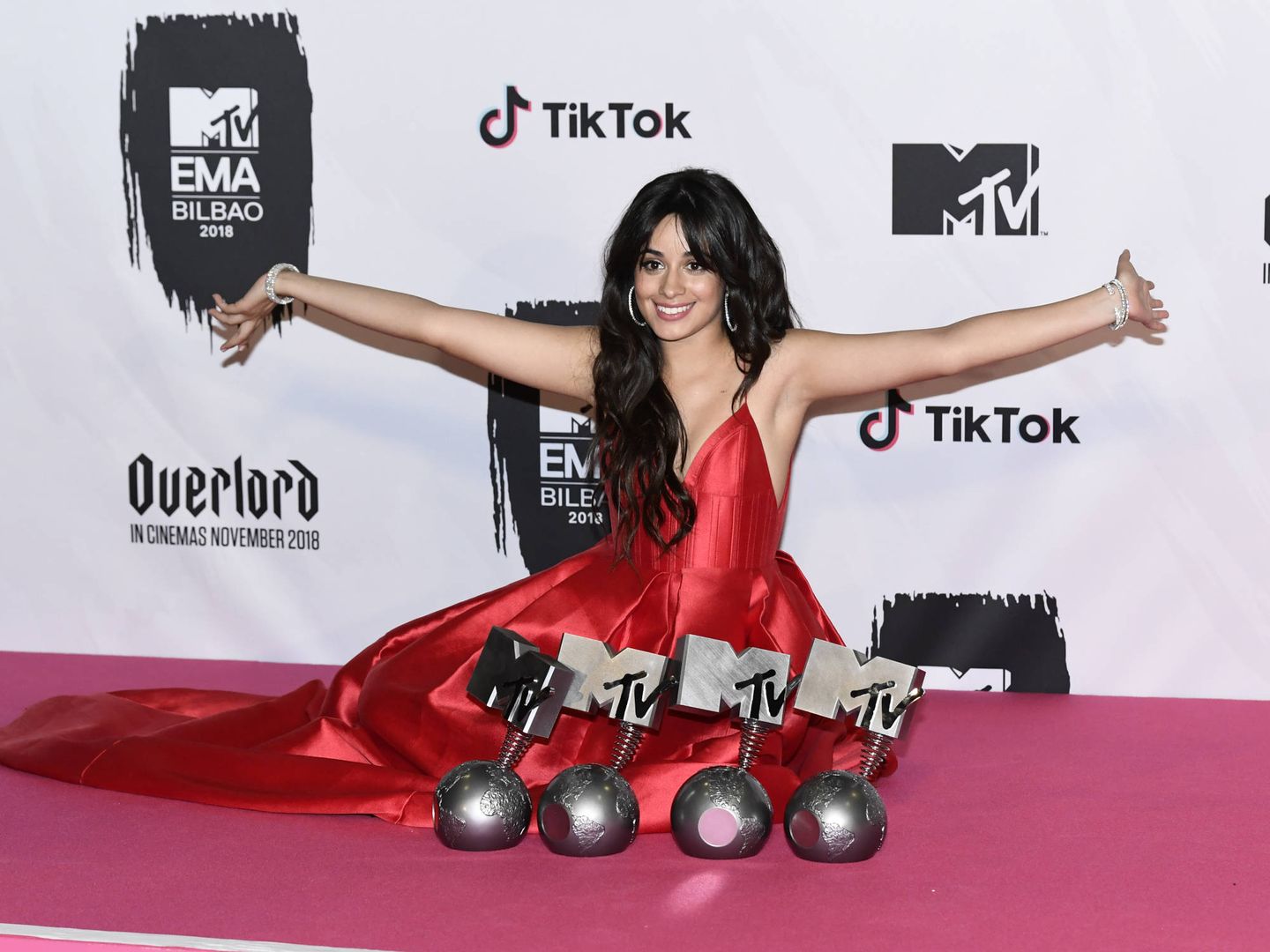 Camila Cabello con sus premios MTV (Carlos Álvarez/Getty).