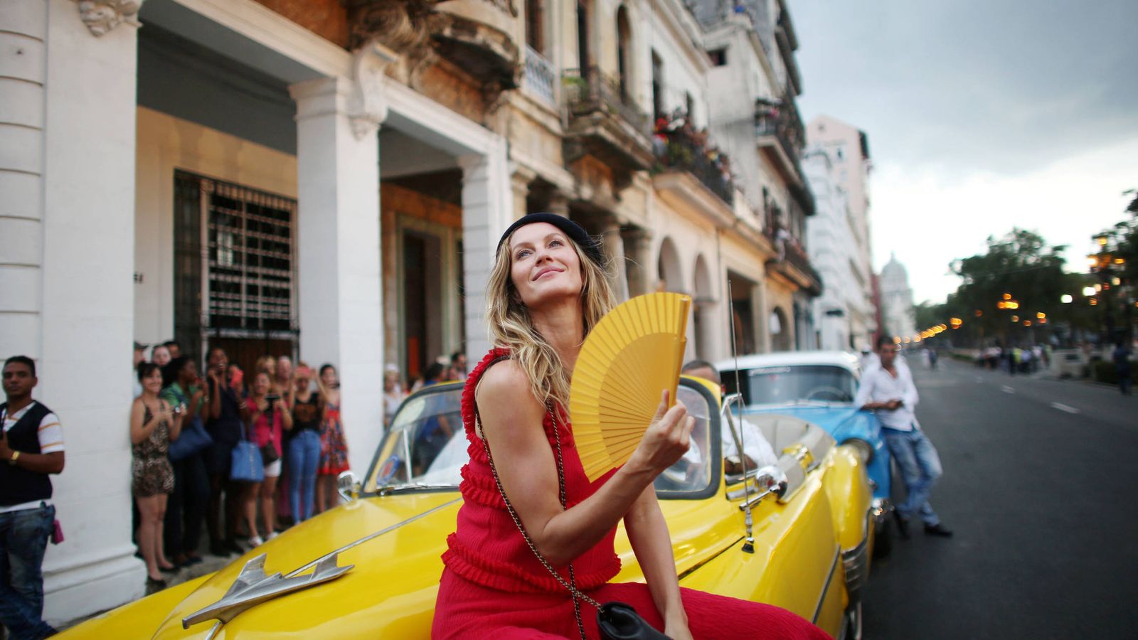 Foto: La modelo Gisele Bundchen posa en el Paseo del Prado, en La Habana, antes de un evento de moda del diseñador Karl Lagerfeld. (Reuters)