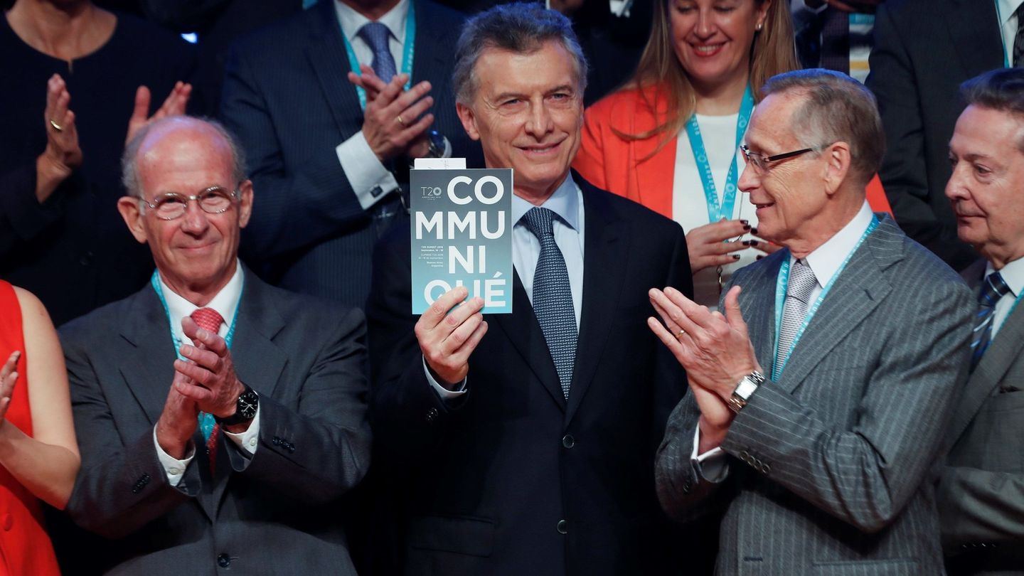 El presidente de Argentina, Mauricio Macri, recibe un comunicado del presidente de CIPPEC, Jorge Mandelbaum, y el del CARI, Adalberto Rodríguez Giavarini, en Buenos Aires. (EFE) 