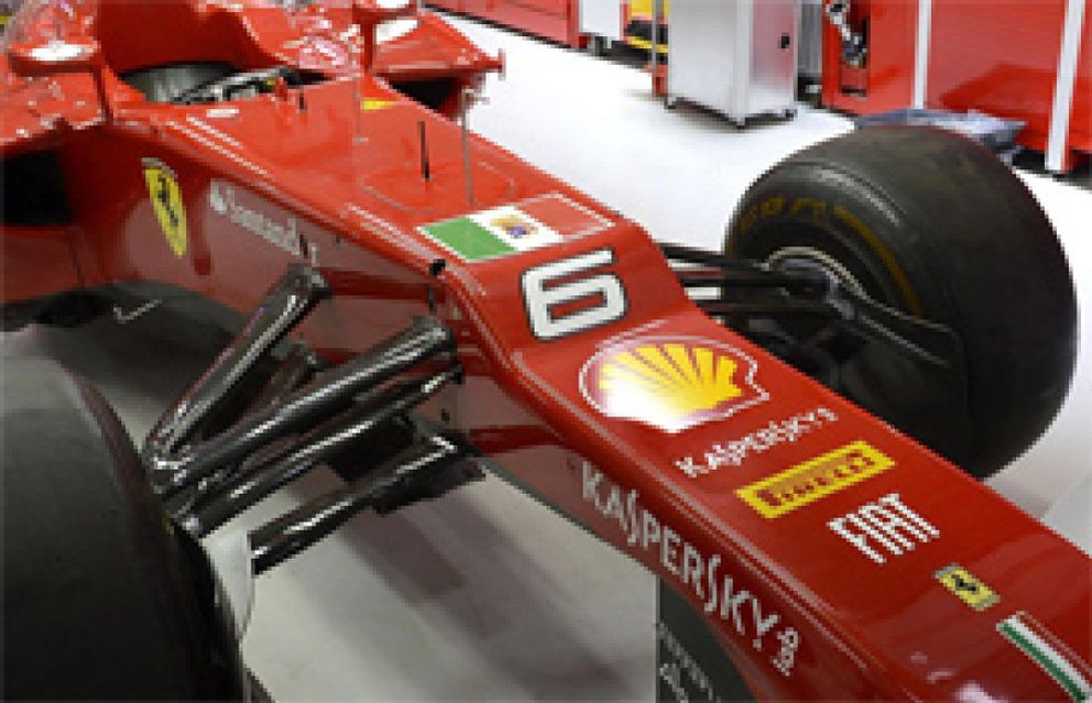 Foto: Los Ferrari de Alonso y Massa se meten en política internacional