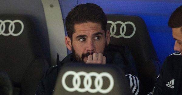 Foto: Isco se muerde las uñas en el banquillo del estadio Santiago Bernabéu. (Efe)