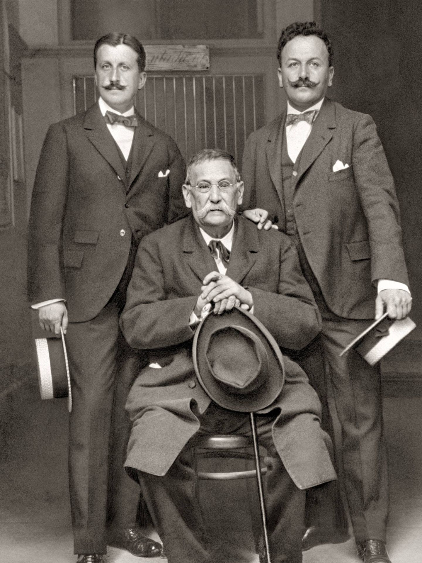 Con los hermanos Álvarez Quintero en 1916. Cortés. 
