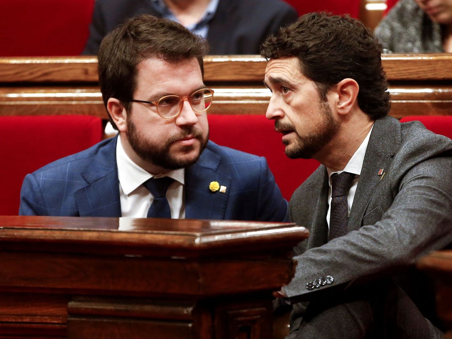 Pere Aragonès (i) charla con Damià Calvet en el Parlament. (EFE)