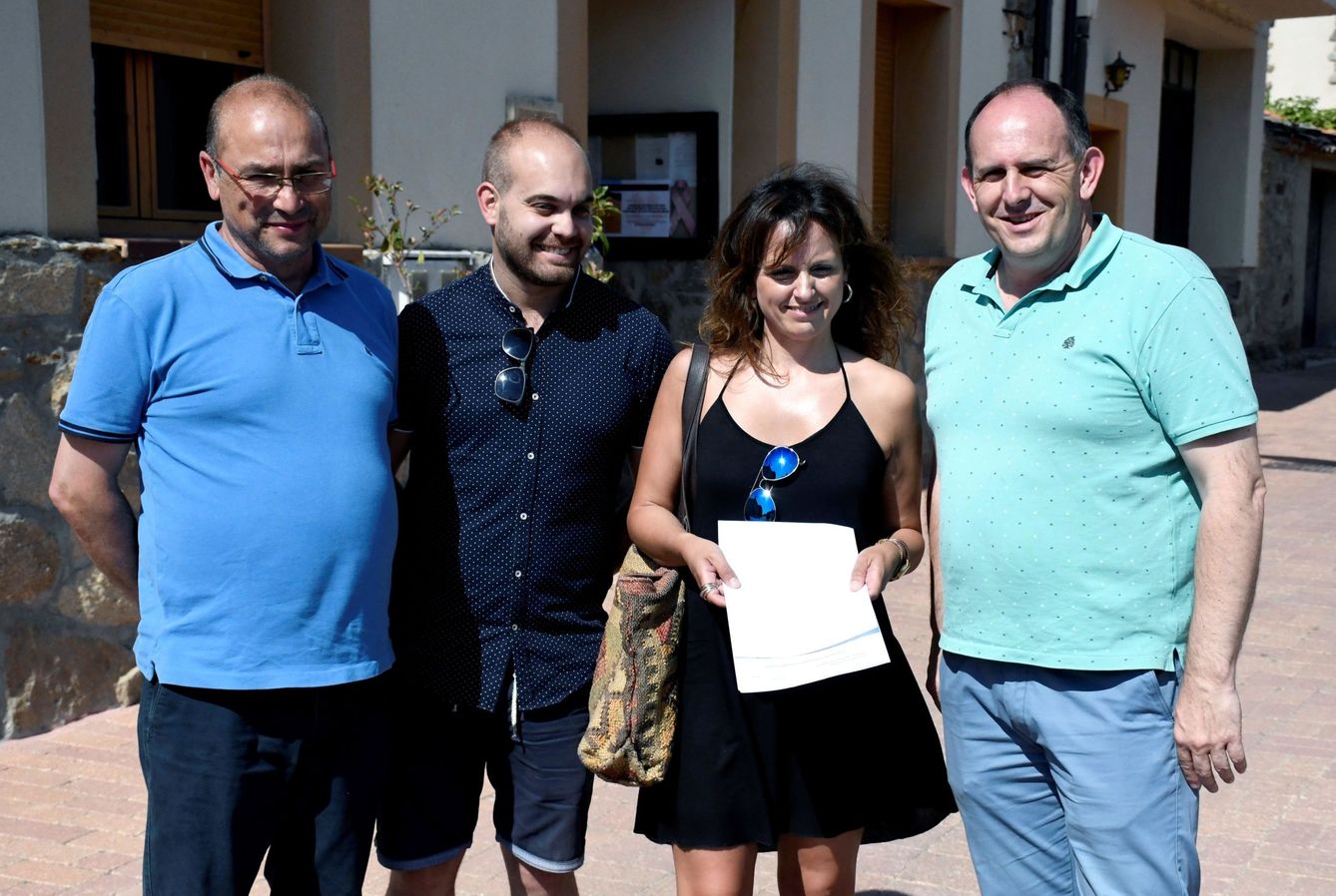 Patricia Gómez, junto al secretario provincial del PSOE de Segovia y diputado nacional, José Luis Aceves (d) y otros miembros del partido a nivel regional. (EFE)