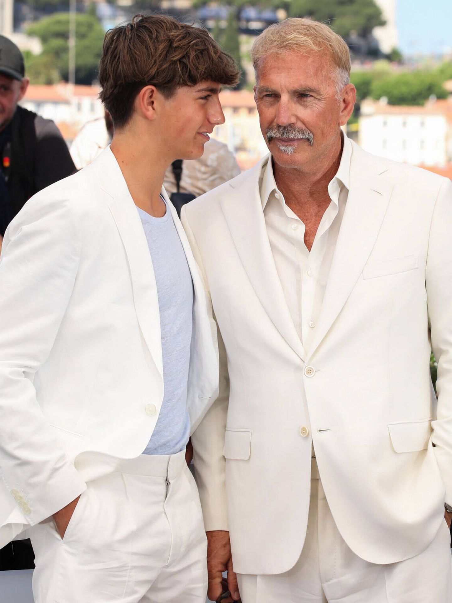Kevin Costner y su hijo, Hayes Logan en Cannes. (Gtres)