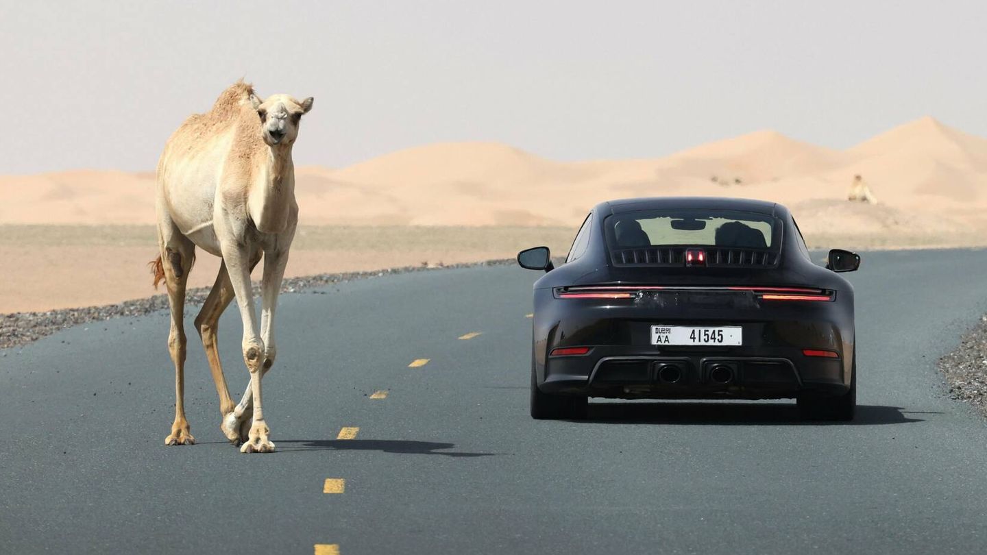 Las carreteras de Dubái han sido también escenario de las pruebas del 911 híbrido.