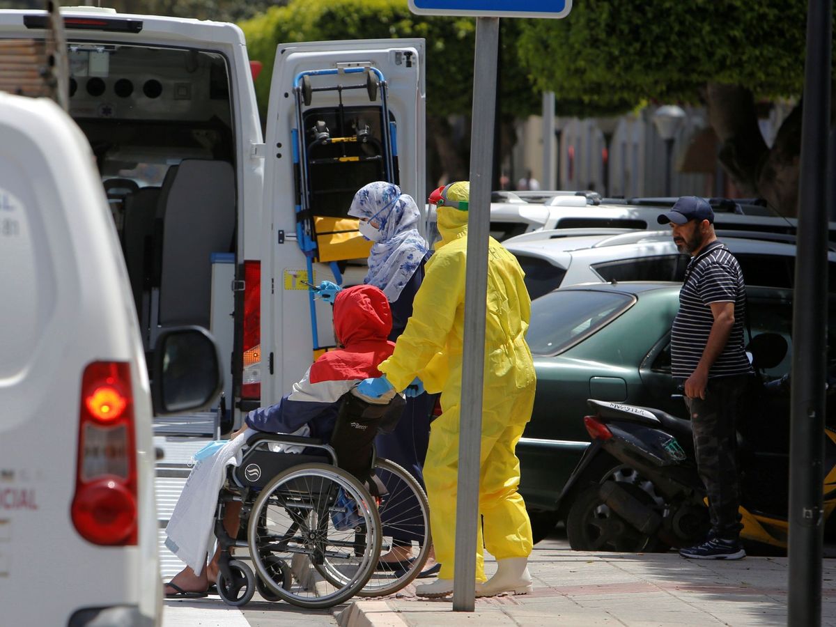 Foto: - Varios trabajadores sanitarios trasladan a un enfermo a un hospital comarcal en Melilla. (EFE)