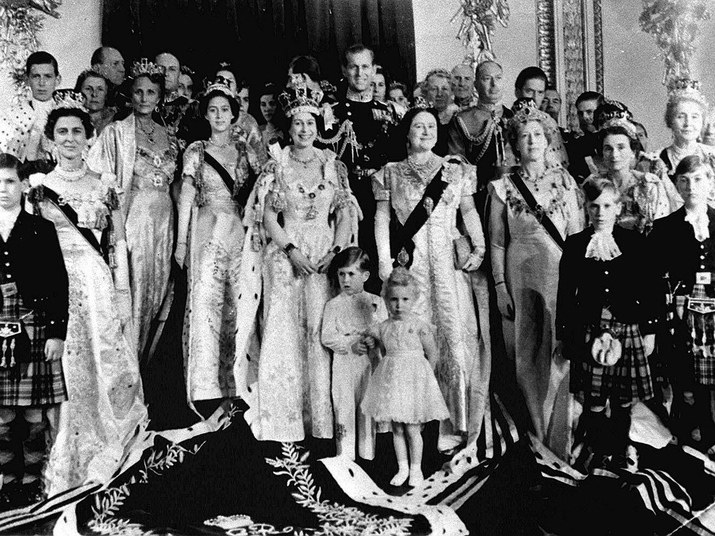 Isabel II, con su familia el día de su coronación. (Cordon Press)
