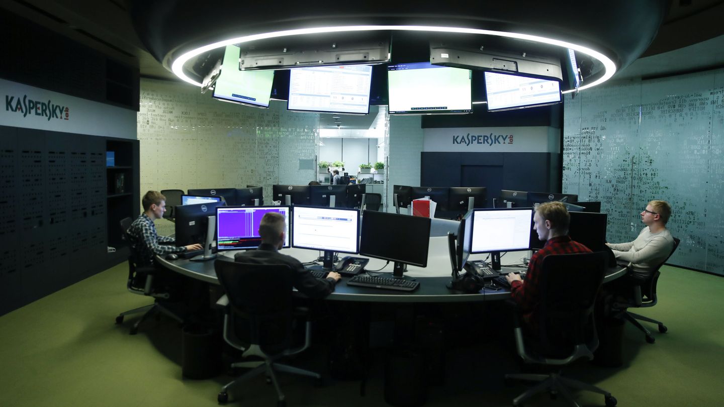 Empleados de Kaspersky trabajan en la sede de la compañía en Moscú. (Reuters)