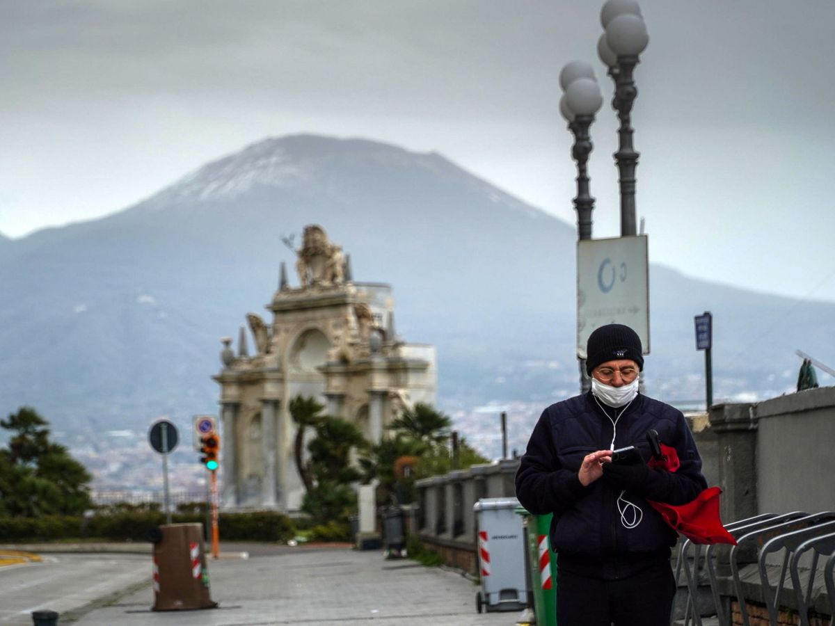 Foto: Un hombre pasea en Nápoles. (EFE)