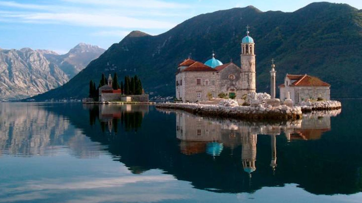 La isla fortificada de Nuestra Señora de la Roca. (Foto: Montenegro Cruising)