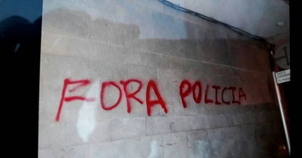 Foto: Imagen de una de las pintadas que ha aparecido frente al hotel en el que se aloja la Policía Nacional. (EC)