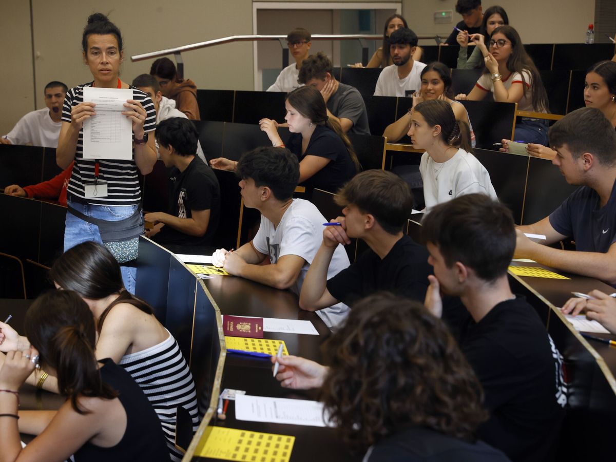 Foto: Un grupo de estudiantes, en una de las aulas de la Universidad Pompeu Fabra (EFE/Toni Albir)
