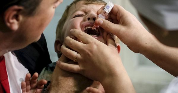 Foto: Un niño recibe la vacuna contra la polio en Kiev, Ucrania (Reuters)