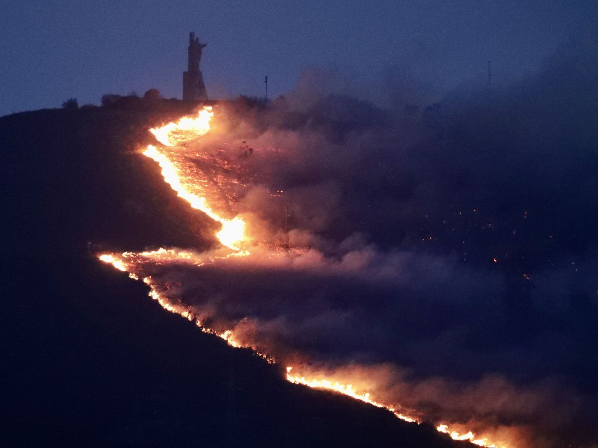 Foto: Incendio en el Naranco. (EFE/J. L. Cereijido) 
