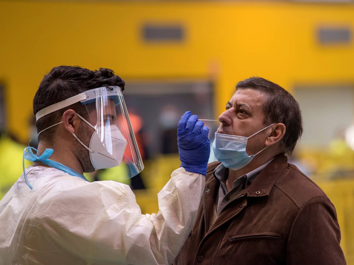Foto: Un hombre se somete a las pruebas de coronavirus. (EFE) 