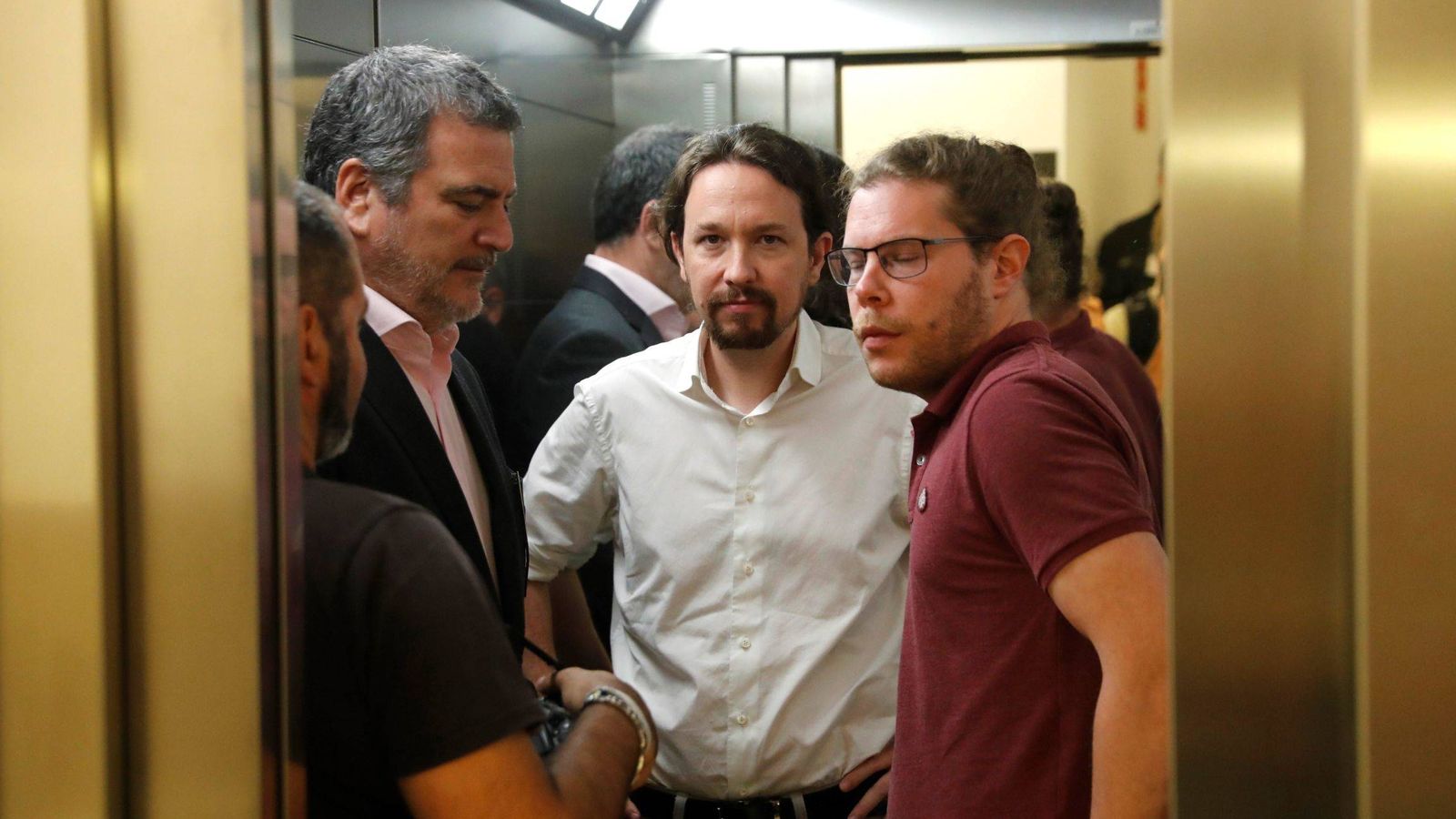 Foto: Pablo Iglesias (c), tras su comparecencia ante los medios tras la reunión que ha mantenido con Pedro Sánchez. EFE
