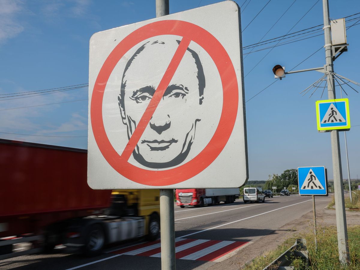 Foto: Una señal de tráfico falsa con un retrato cruzado de Putin. (EFE/Oleg Petrasyuk)