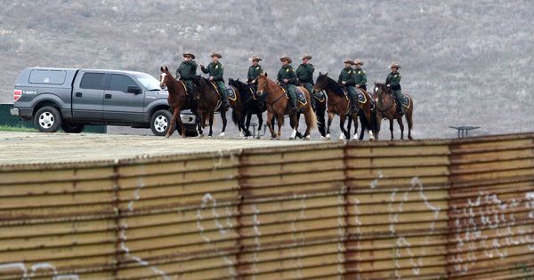 Foto: Miembros de la Patrulla de Fronteras de EEUU tras la valla de separación con México, a la altura de Tijuana, el 13 de marzo de 2018. (Reuters)