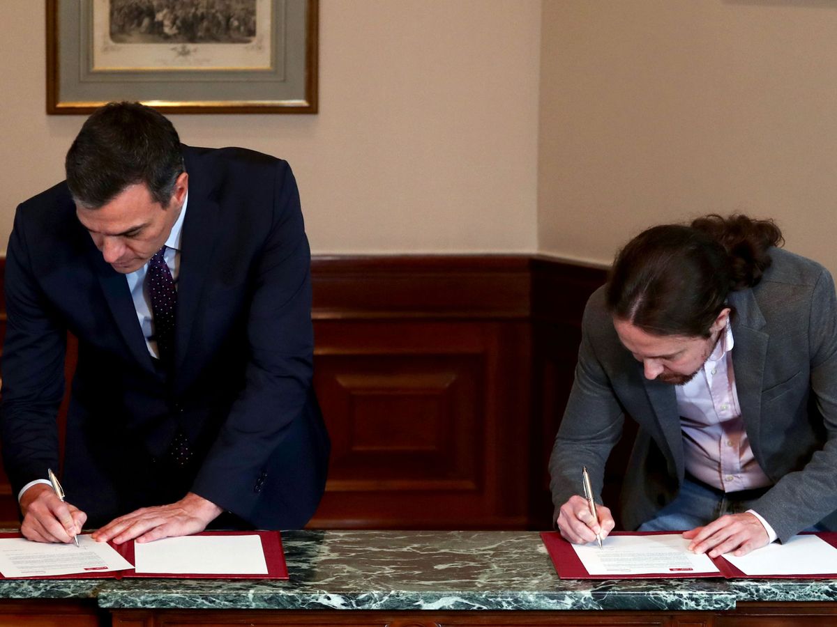 Foto: Pedro Sánchez y Pablo Iglesias durante la firma del preacuerdo. (Reuters)