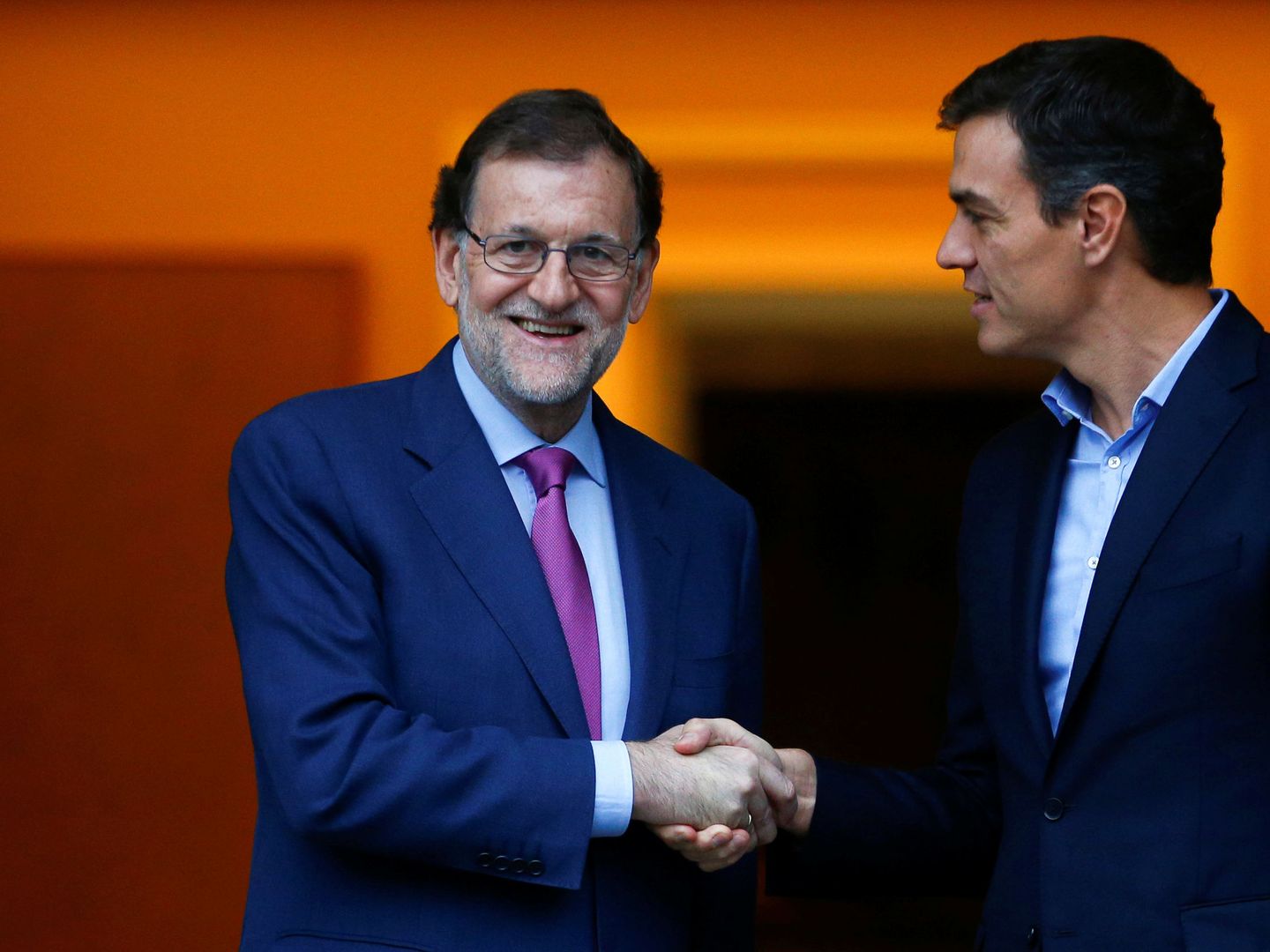 Mariano Rajoy saluda a Pedro Sánchez en La Moncloa, el pasado 6 de julio. (Reuters)