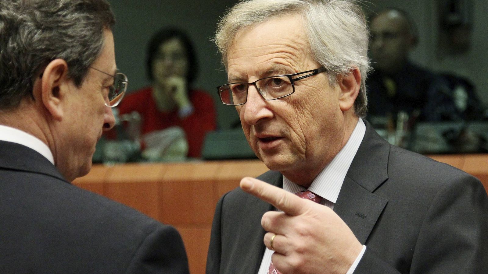 Foto: El presidente de la Comisión, Jean-Claude Juncker (dcha), conversa con el presidente del Banco Central europeo (BCE), Mario Draghi (EFE)