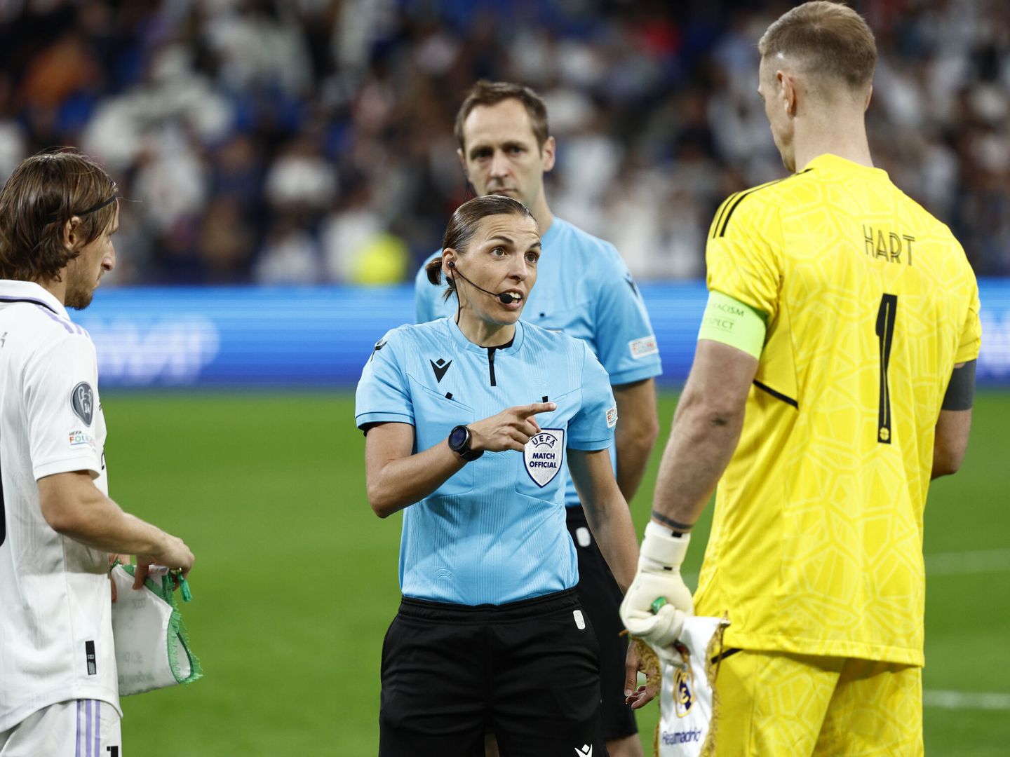 Stéphanie Frappart señala el penalti a favor del Real Madrid.