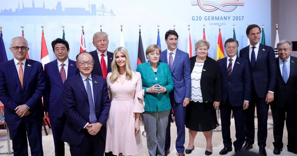 Foto: La canciller Angela Merkel posa con otros líderes durante la cumbre del G20, en Hamburgo. (Reuters) 