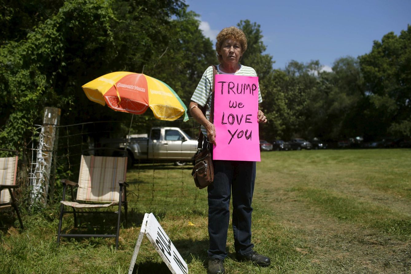 Una mujer sostiene un cartel mientras espera la llegada del candidato republicano en Iowa (Reuters).