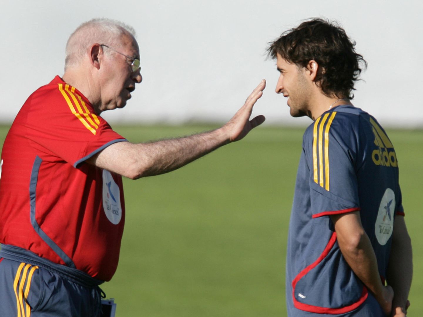 Aragonés, con Raúl en un entrenamiento de la Selección. (EFE)