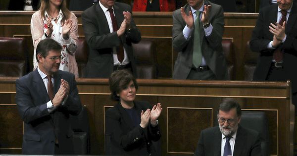 Foto: Los escaños del Partido Popular aplauden al expresidente del Gobierno, Mariano Rajoy. (EFE)