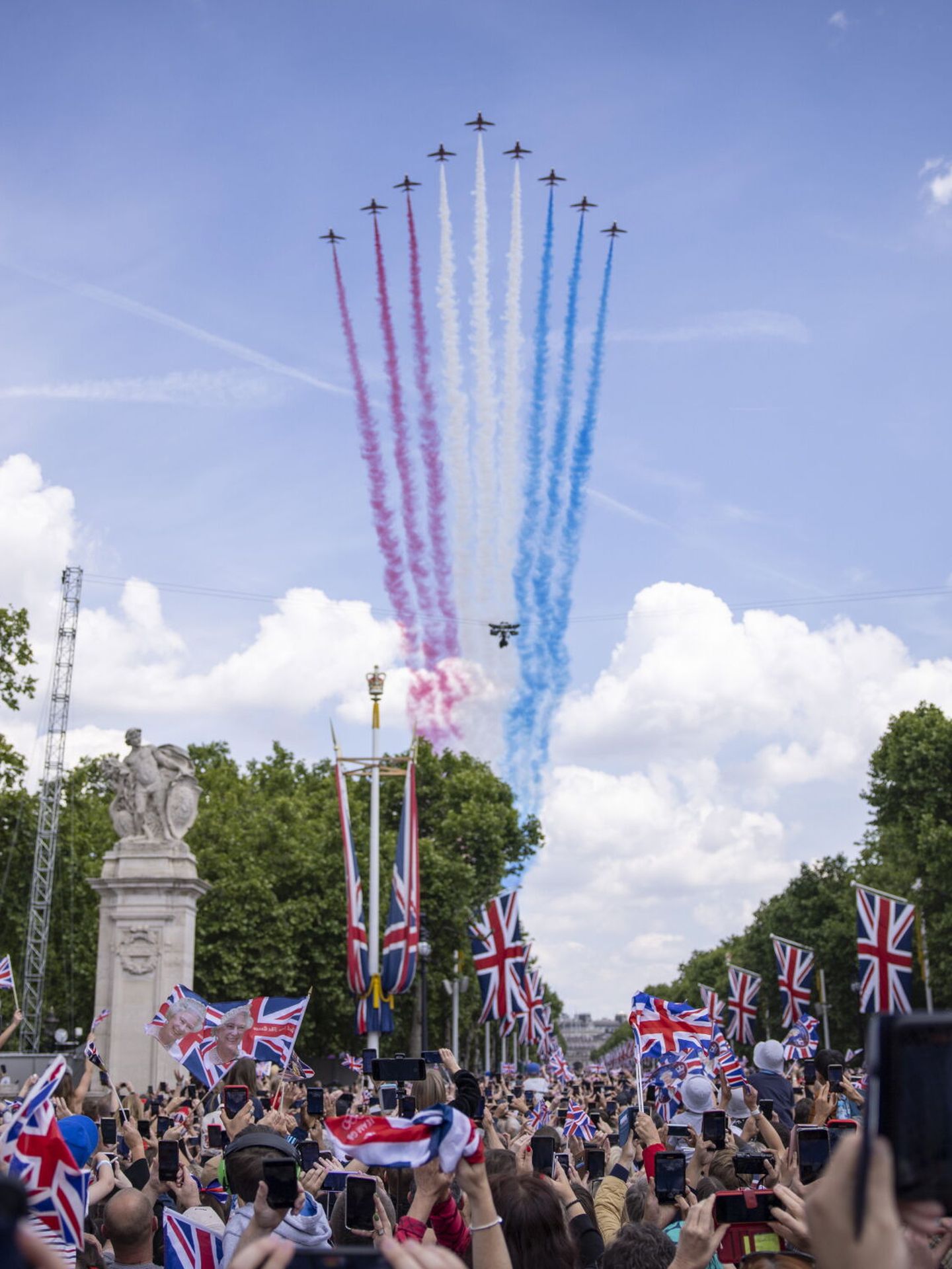 Los aviones dibujan los tres colores de la bandera británica. (EFE/Tolga Akmen) 