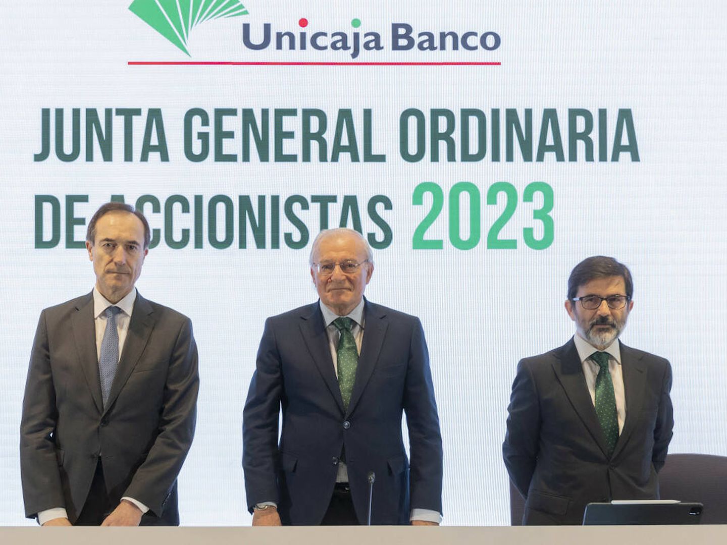 Manuel Menéndez, CEO de Unicaja; Manuel Azuaga, presidente, y Vicente Orti, vicesecretario no consejero.