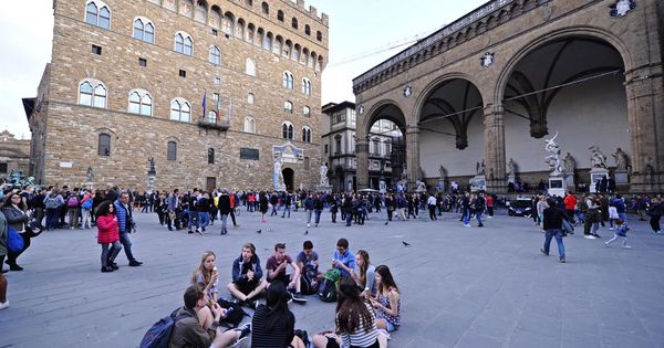Foto: Turistas en la plaza de la Señoría de Florencia. (Reuters)