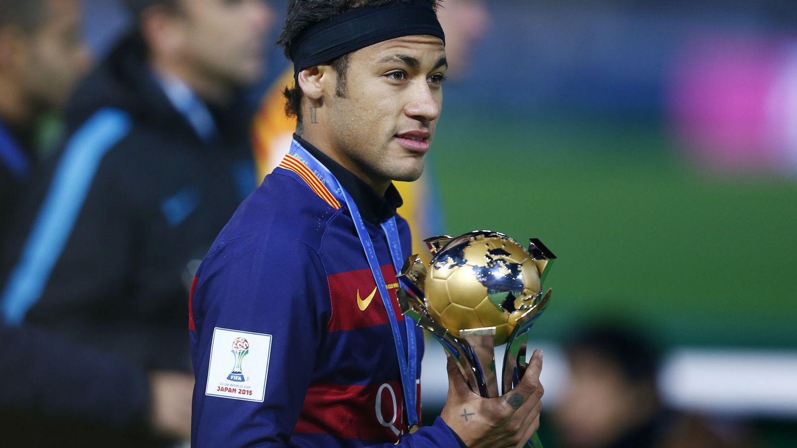 Foto: Neymar posa con el trofeo que acredita al Barcelona como campeón del Mundial de Clubes (Reuters)