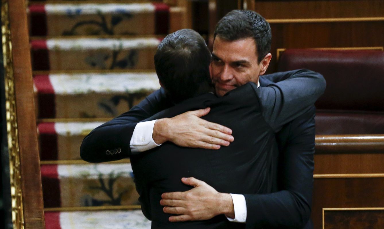 Pedro Sánchez felicita a Patxi López tras su elección como presidente del Congreso, este 13 de enero. (Reuters)