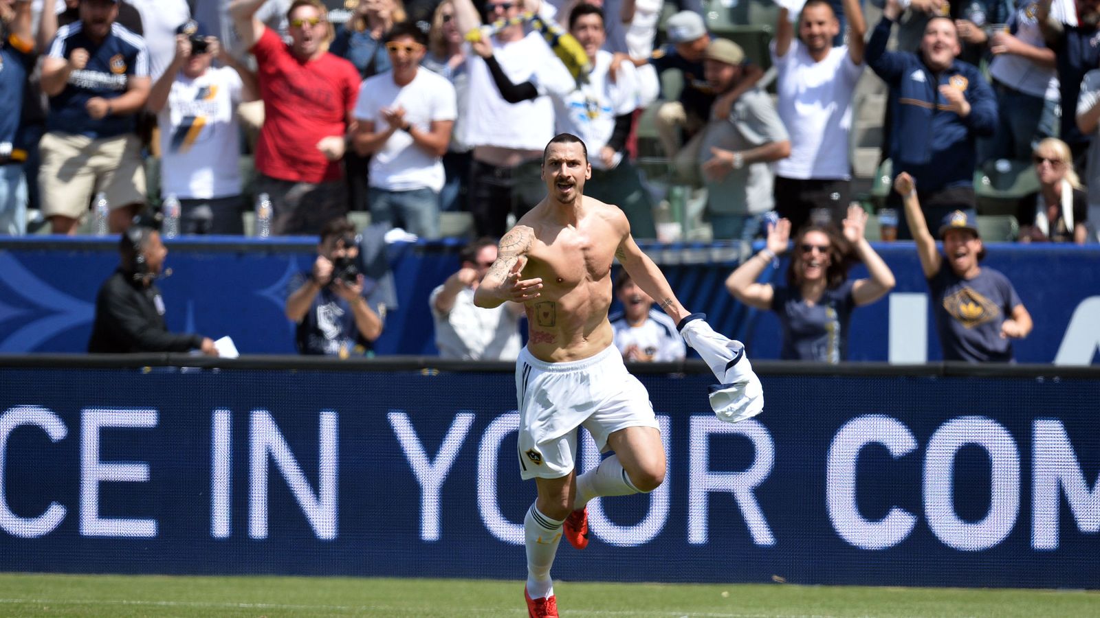 Foto: Zlatan Ibrahimovic celebra uno de sus dos goles en su debut en la MLS. (USA TODAY Sports)