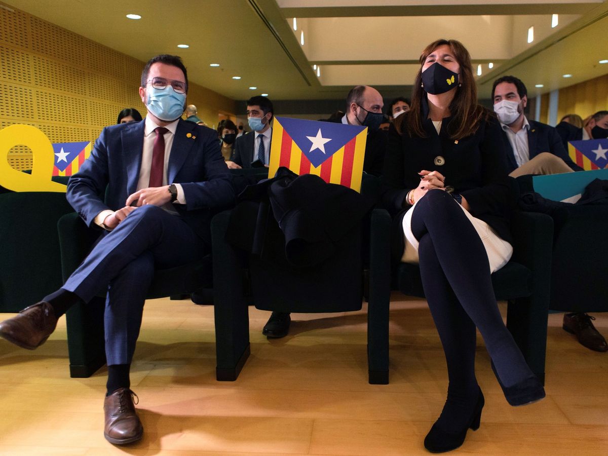 Foto: El vicepresidente del Govern catalán, Pere Aragonès (i), y la presidenta del Parlament, Laura Borràs (d). (EFE)