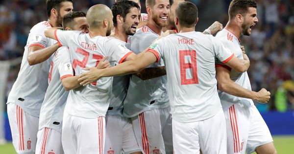 Foto: La Selección española, en su primer partido del Mundial en Sochi contra Portugal. (EFE)