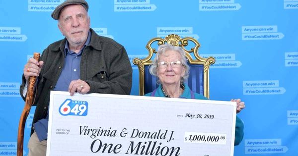 Foto: Virginia y Donald Johnson, en el momento de recibir su cheque premiado (Foto: Lotto Canadá)