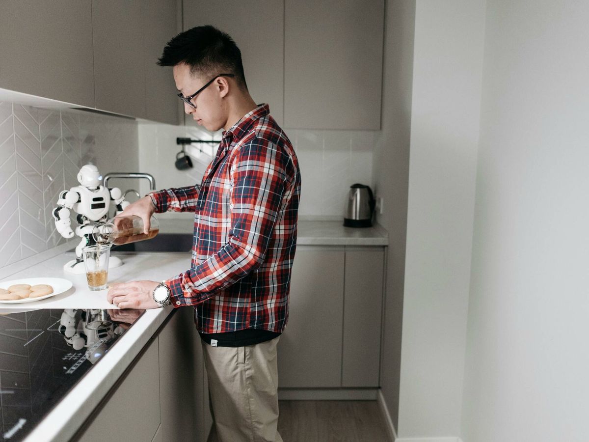 Foto: Robot ayudando a cocinar a un humano (PEXELS)
