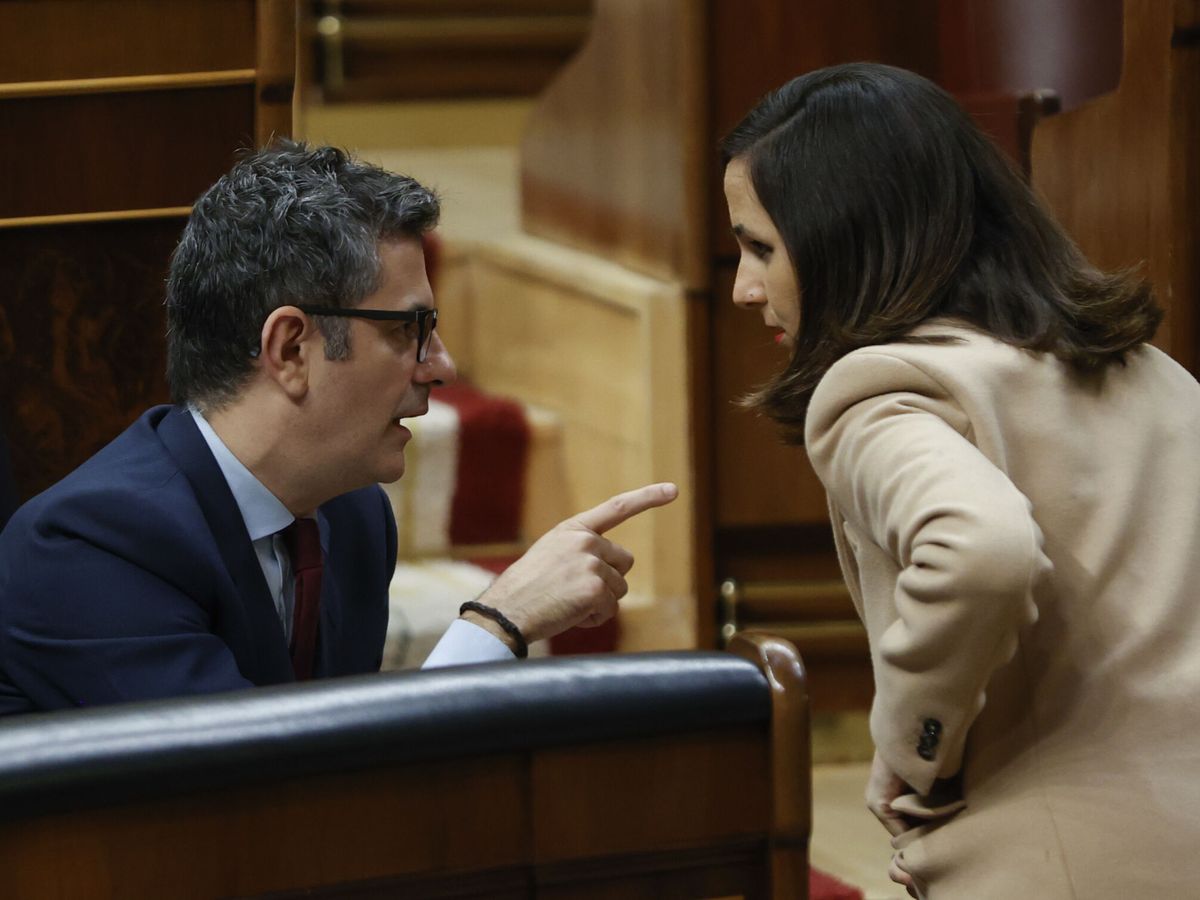 Foto: La ministra de Derechos Sociales, Ione Belarra, conversa con el ministro de Presidencia, Félix Bolaños, el pasado miércoles en el Congreso de los Diputados, n Madrid. (EFE/Mariscal)