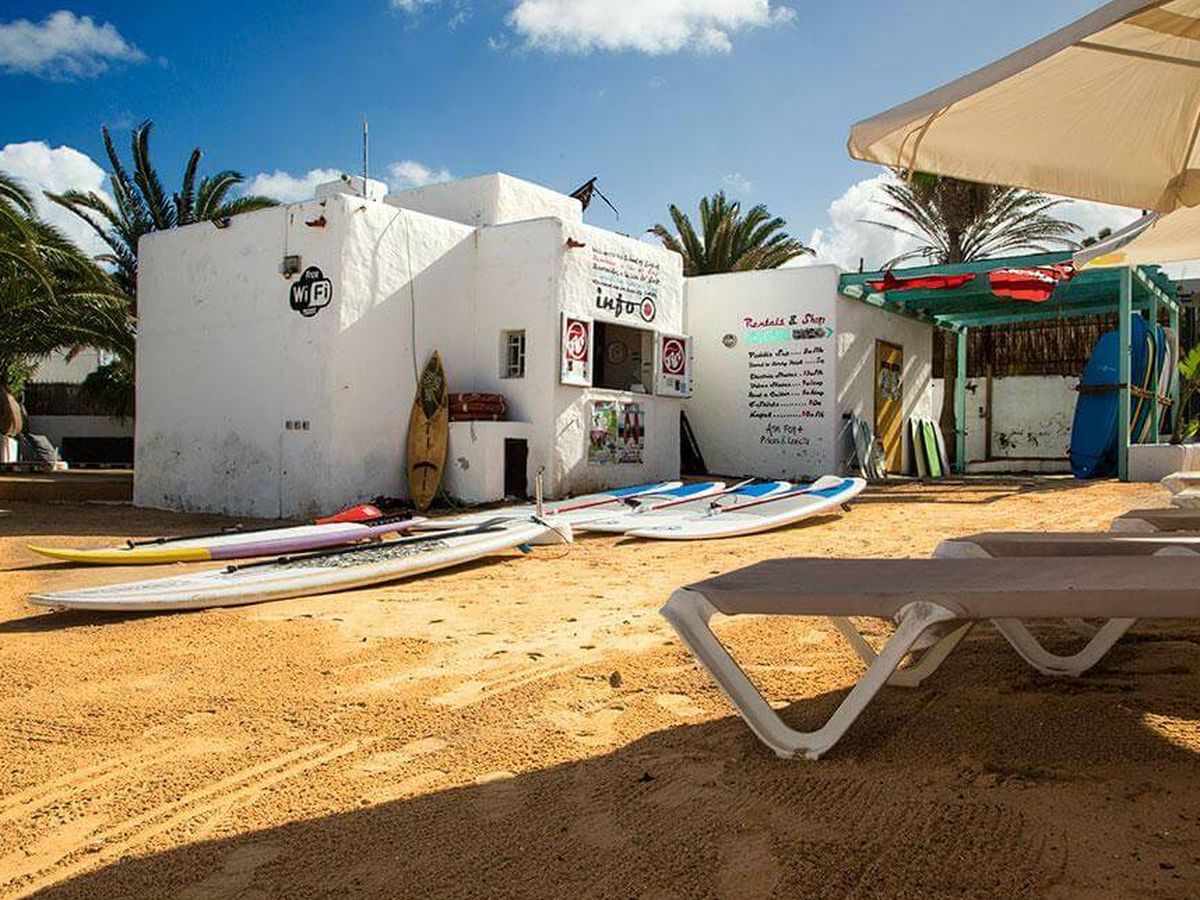 Foto: Incluso existen escuelas para aprender a surfear. (Visit Fuerteventura)