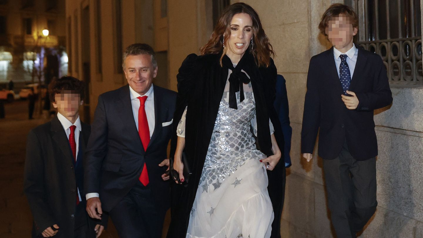 Ana Aznar Botella, su marido, Alejandro Agag, y sus hijos, en Madrid. (EFE/Mariscal)