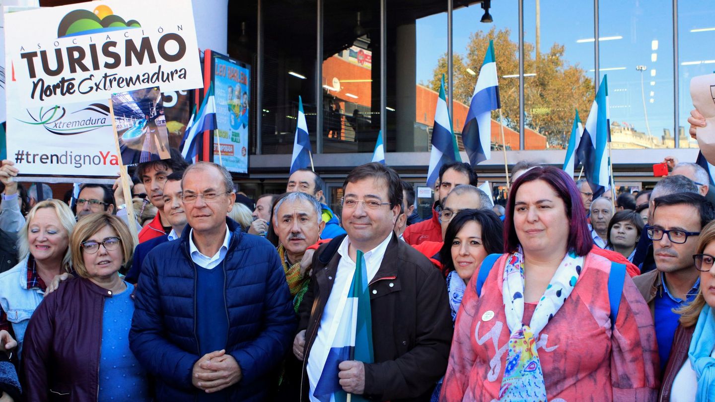 El presidente de la Junta de Extremadura, Guillermo Fernández Vara (c), que asiste en Madrid a la movilización de la sociedad extremeña en defensa de un 'tren digno'. (EFE)